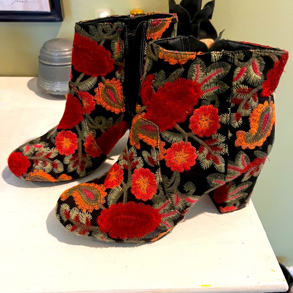 Embroidery boots